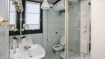 Doccia, bidet, asciugamani
