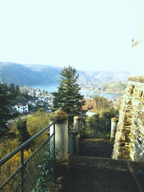 Property grounds - Little Rhine View Château (EG) :  Apartment at the largest  Rhine loop/bend. (Boppard)