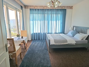 2 habitaciones, caja de seguridad en la habitación y escritorio
