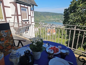 Outdoor dining - Little Rhine View Château (EG) : Apartment at the largest Rhine loop/bend. (Boppard)