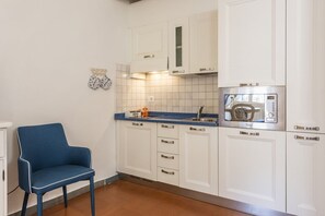 Kühlschrank, Ofen, Herdplatte, Wasserkocher mit Kaffee-/Teezubehör