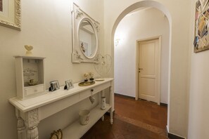 Interior - Maggio Blu apartment in Florence by Mmega (Firenze)