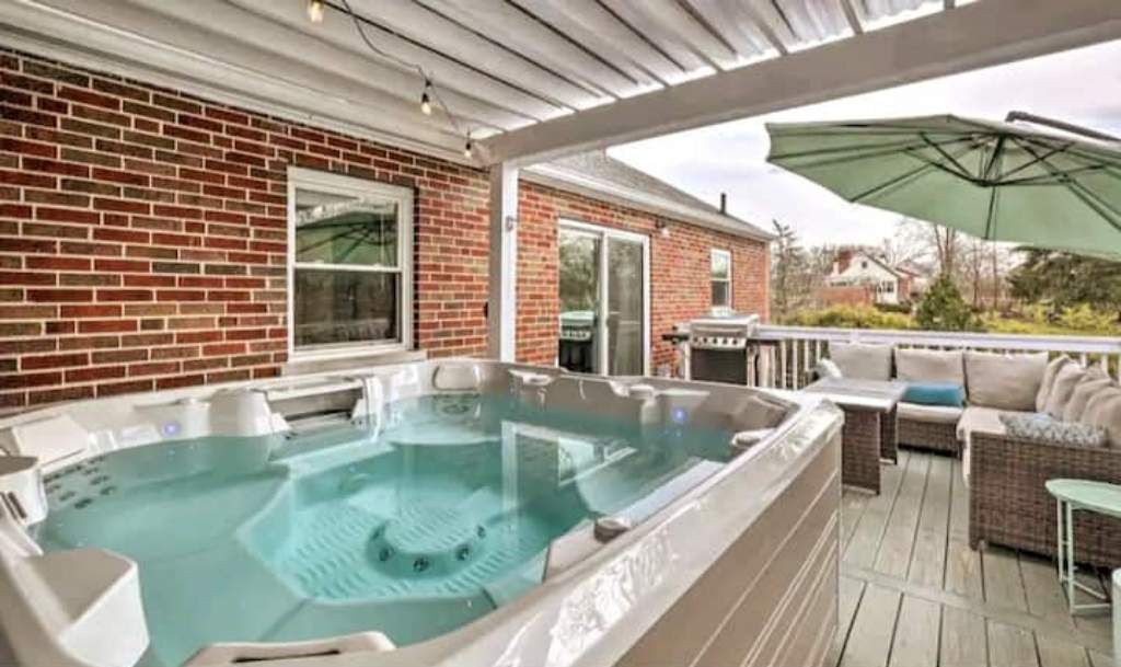 Cozy Cottage w/ Hot Tub ! Conveniently located, near restaurants & attractions 