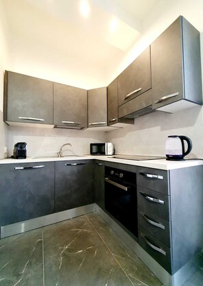 Kühlschrank, Mikrowelle, Ofen, Herdplatte