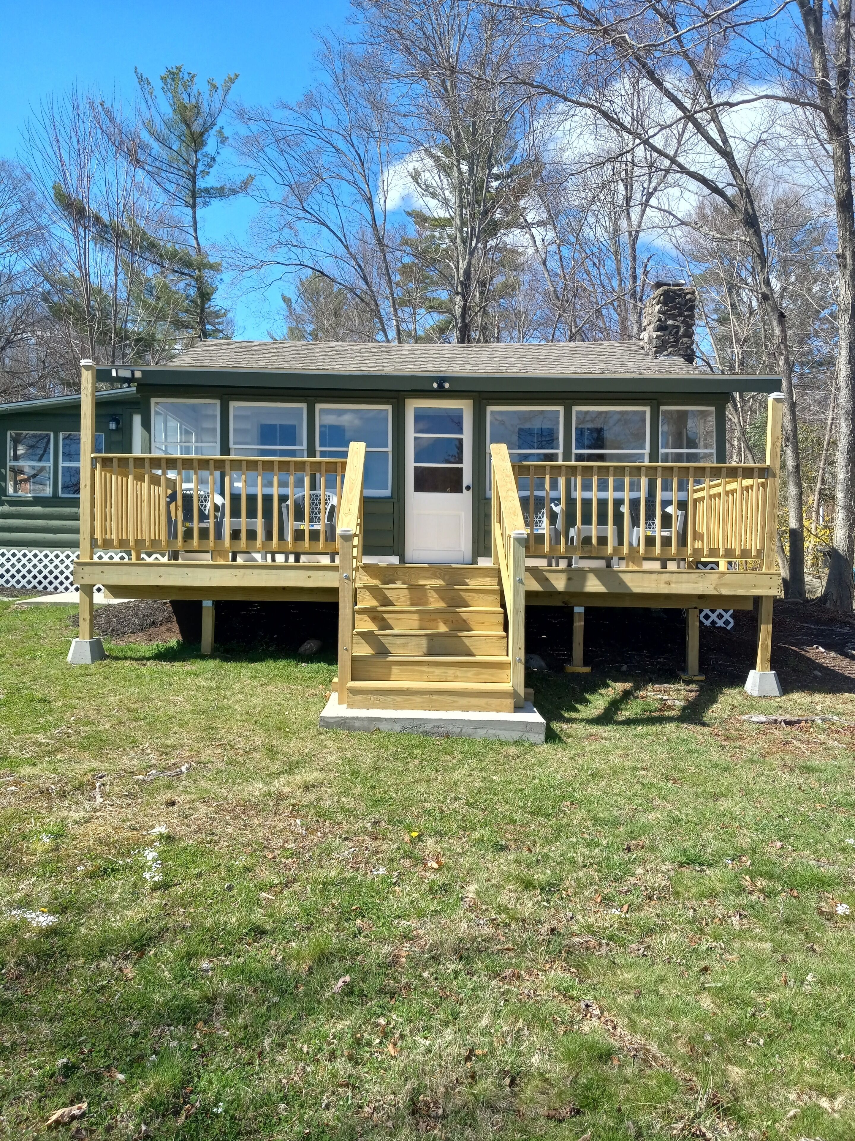 Waterfront Cabin w Firepit, Dock, Deck, BBQ. Direct Lake Access! Pet-friendly!