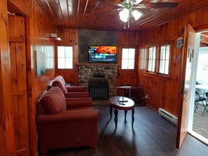 Smart TV, fireplace, books - Waterfront Cabin w Firepit, Dock, Deck, BBQ. Direct Lake Access! Pet-friendly! (Harwinton)