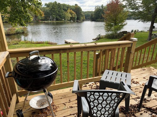 Waterfront Cabin w Firepit, Dock, Deck, BBQ. Direct Lake Access! Pet-friendly!
