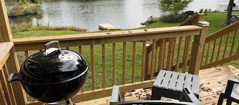 Waterfront Cabin w Firepit, Dock, Deck, BBQ. Direct Lake Access! Pet-friendly!