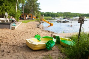 Nær stranden og solsenger