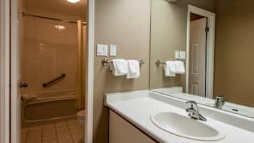 SĂšche-cheveux, serviettes fournies, savon, papier toilette