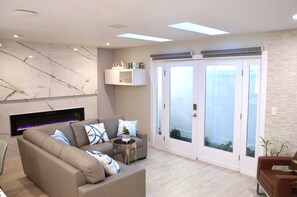 Smart TV, fireplace - GemCoastalHome,Grill,ModernAmenities,Fireplace,HotTub,EVChargerLegoland,Safari  (Oceanside)