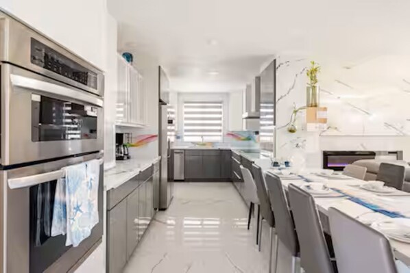 Fridge, microwave, oven, stovetop - GemCoastalHome,Grill,ModernAmenities,Fireplace,HotTub,EVChargerLegoland,Safari  (Oceanside)