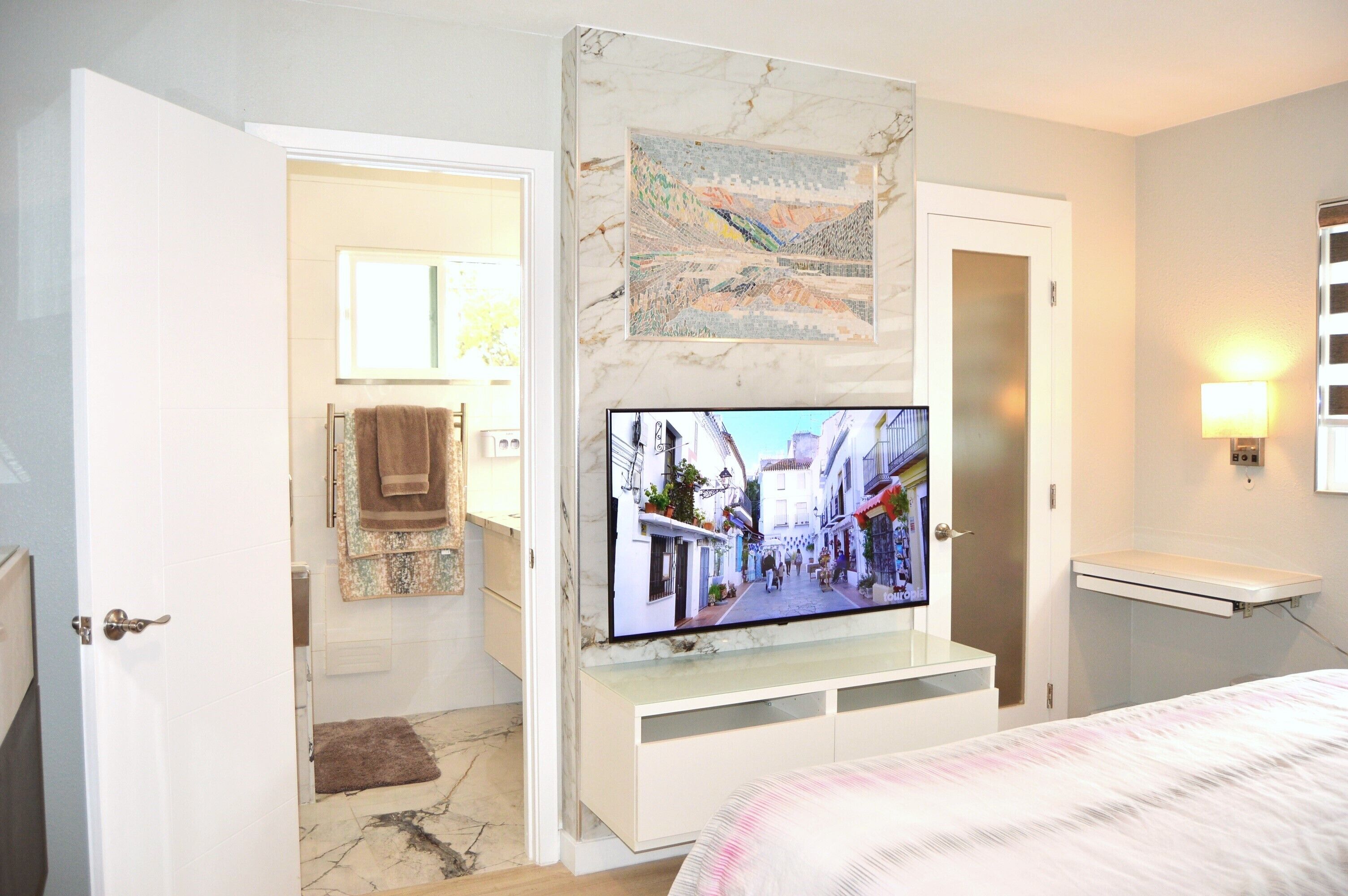 4 habitaciones, caja de seguridad en la habitación y escritorio 