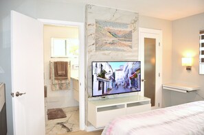 4 bedrooms, in-room safe, desk, iron/ironing board - GemCoastalHome,Grill,ModernAmenities,Fireplace,HotTub,EVChargerLegoland,Safari  (Oceanside)