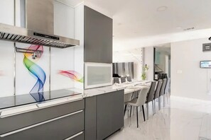 Fridge, microwave, oven, stovetop - GemCoastalHome,Grill,ModernAmenities,Fireplace,HotTub,EVChargerLegoland,Safari  (Oceanside)