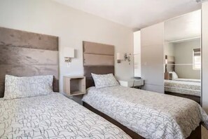 4 bedrooms, in-room safe, desk, iron/ironing board - GemCoastalHome,Grill,ModernAmenities,Fireplace,HotTub,EVChargerLegoland,Safari  (Oceanside)