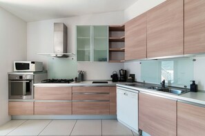 Kühlschrank, Mikrowelle, Ofen, Geschirrspüler