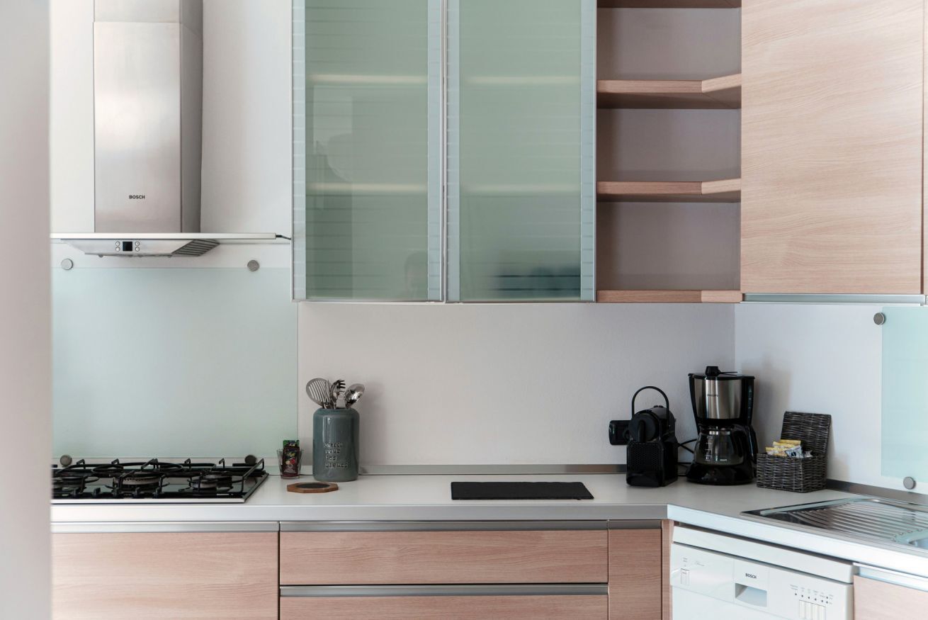Kühlschrank, Mikrowelle, Ofen, Geschirrspüler