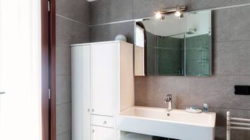 Dusche, Haartrockner, Bidet, Handtücher