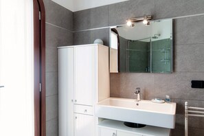 Shower, hair dryer, bidet, towels - Dependance with terrace in Brienno (Darsena Lake View) (Brienno)