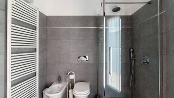 Chuveiro, secador de cabelo, bidê, toalhas de banho