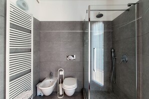 Chuveiro, secador de cabelo, bidê, toalhas de banho