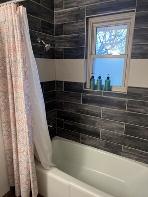 Dusche, Haartrockner, Handtücher, Seife