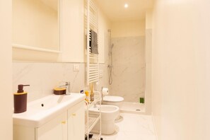 Dusche, Bidet, Handtücher, Shampoo