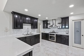 Fridge, oven, stovetop, coffee/tea maker
