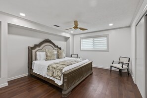 4 bedrooms, iron/ironing board, WiFi, bed sheets - Divine House near South Padre Island, Los Fresnos, Brownsville  (San Benito)