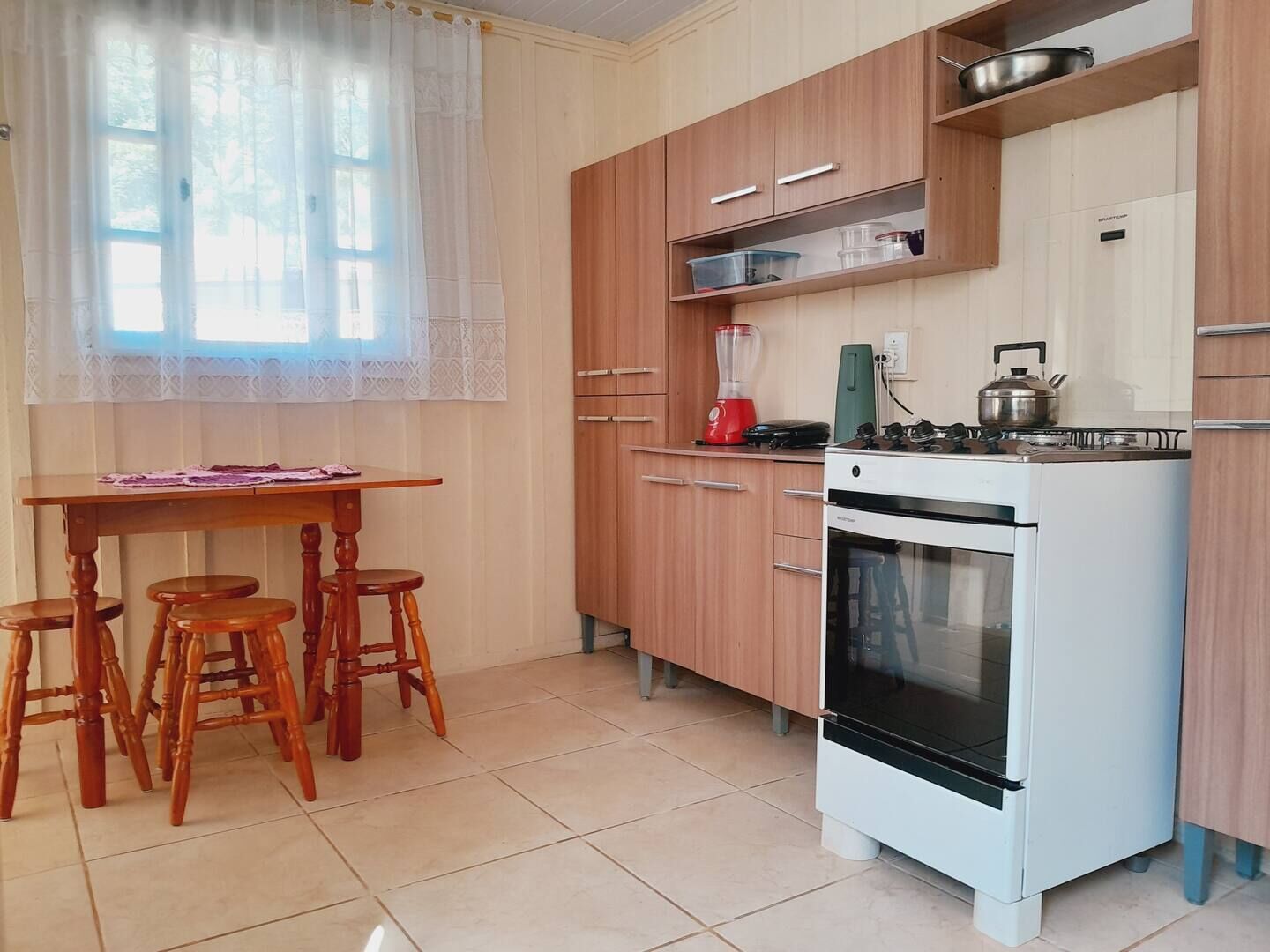 Geladeira, micro-ondas, fogão, cooktop