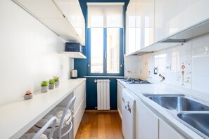 Frigorífico, microondas, placa de cocina y lavavajillas