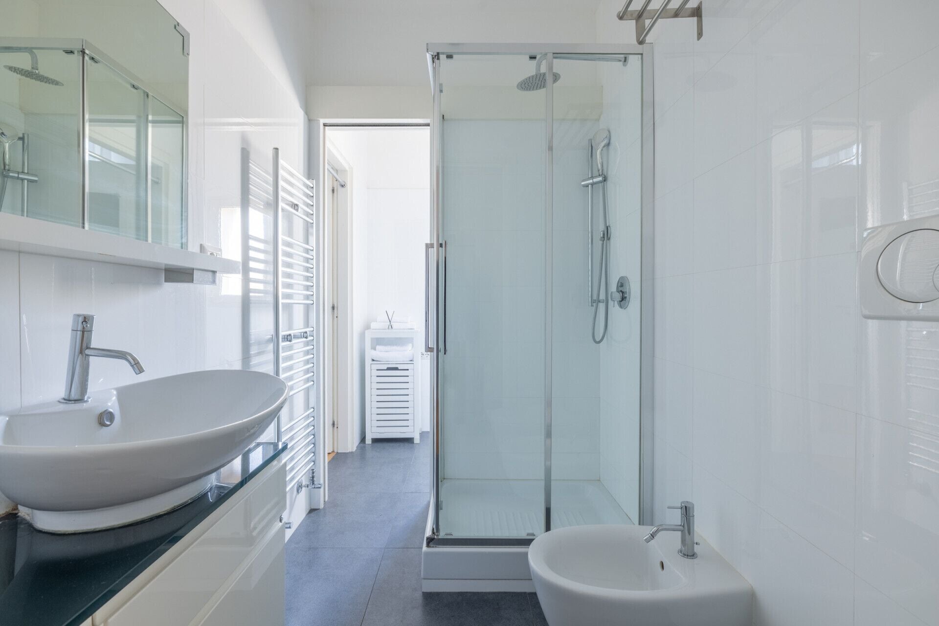 Douche, sèche-cheveux, bidet, serviettes fournies