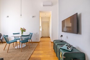 Dining - Elegant Apartment with Two Bedrooms (Roma)