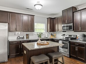 Fridge, microwave, oven, stovetop - New updated home close to RTJ and Auburn! (Opelika)