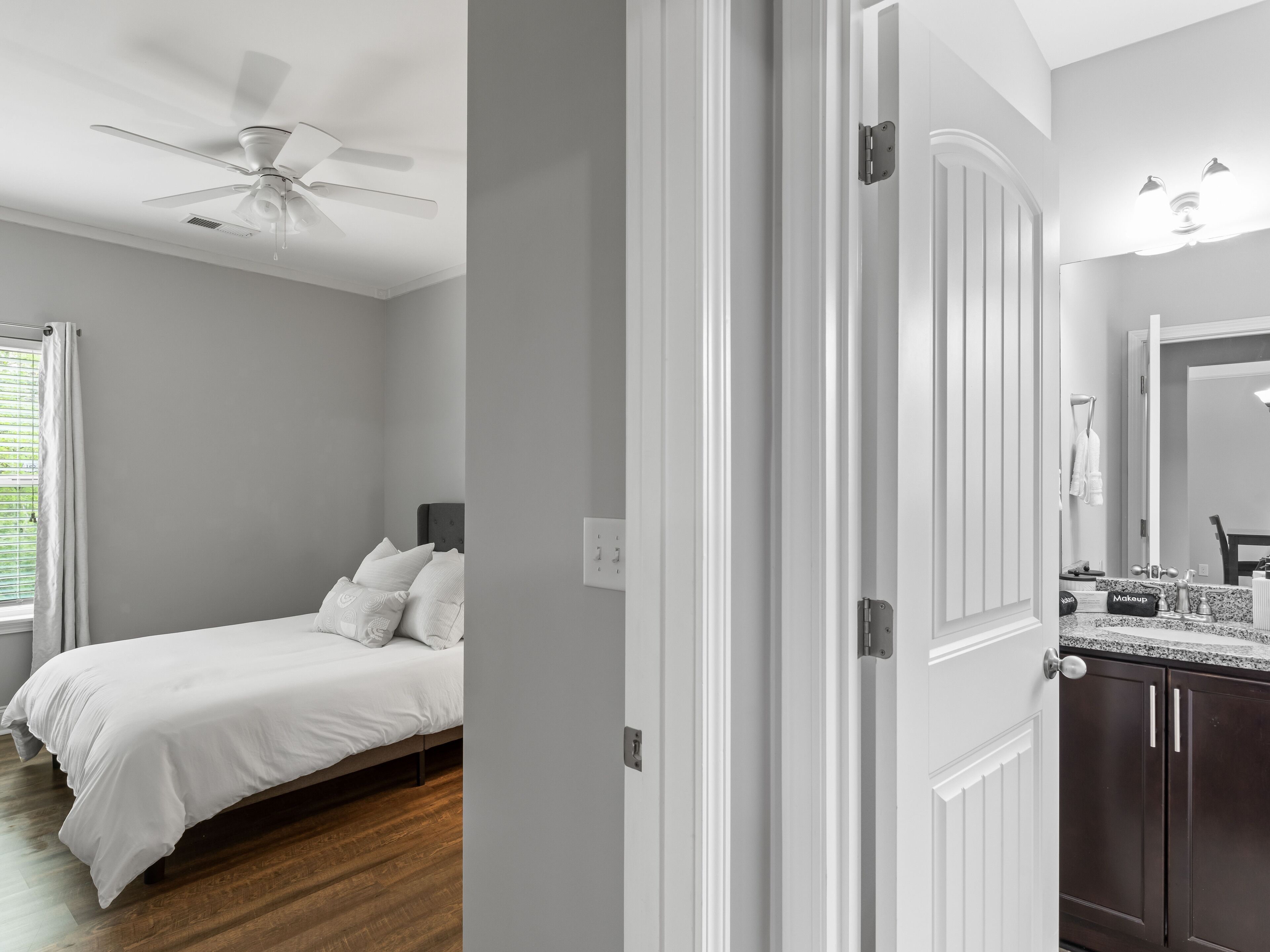 3 habitaciones, tabla de planchar con plancha y cuna de viaje 