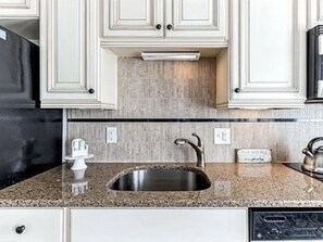 Microwave, oven, stovetop, dishwasher - Heaven in Beach Haven, Beach Block, Pearl St, 2-4 Night Rental (Beach Haven)