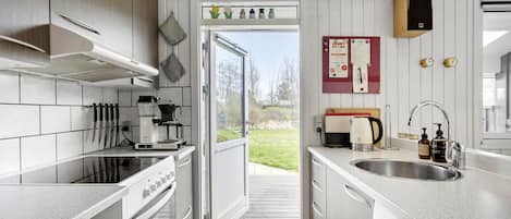 Kjøleskap, kokeplater, oppvaskmaskin og kaffetrakter/tekoker