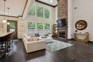 Una Smart TV, una chimenea, videojuegos, libros