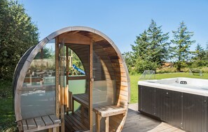 Outdoor spa tub - Gorgeous home in Saltum with sauna (Saltum)