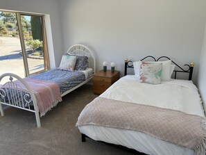 2 bedrooms, iron/ironing board, WiFi, bed sheets - Escape to Countryside Retreat (Wamboin)