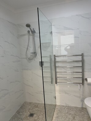 Dusj, hårføner, håndklær og såpe