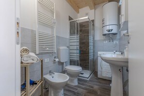 Douche, sĂšche-cheveux, bidet, serviettes fournies