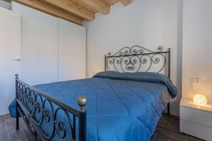 1 bedroom, iron/ironing board, WiFi, bed sheets - GuestHost - Cozy apartment equipped with all comforts to accommodate up to 3 people, including an outdoor patio where you can enjoy pleasant moments of relaxation. The accommodation is located in the Borgo Panigale district, a very quiet residential area (Bologna)