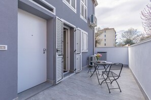 Outdoor dining - GuestHost - Cozy apartment equipped with all comforts to accommodate up to 3 people, including an outdoor patio where you can enjoy pleasant moments of relaxation. The accommodation is located in the Borgo Panigale district, a very quiet residential area (Bologna)