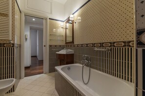 Ducha, secador de pelo y bidé