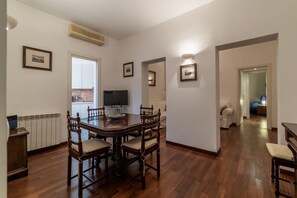 Dining - Apartment located on the third floor, of five in total, of a building without a lift.In 100 m2 of space it comfortably accommodates five people with two double bedrooms and a bedroom with a single bed.The property, located in a restricted traffic zone, i (Roma)