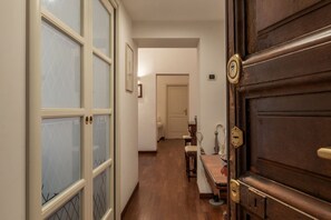 Interior - Apartment located on the third floor, of five in total, of a building without a lift.In 100 m2 of space it comfortably accommodates five people with two double bedrooms and a bedroom with a single bed.The property, located in a restricted traffic zone, i (Roma)