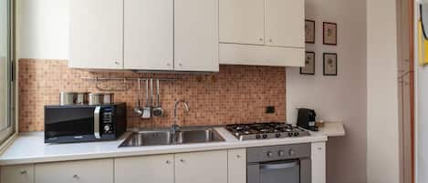 Jääkaappi, mikroaaltouuni, uuni, liesi