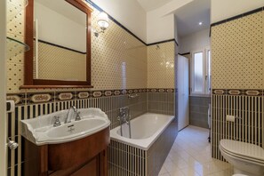 Ducha, secador de pelo y bidé